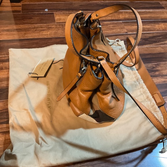 Burberry Crossbody Bag in textured leather - Picture 5 of 9